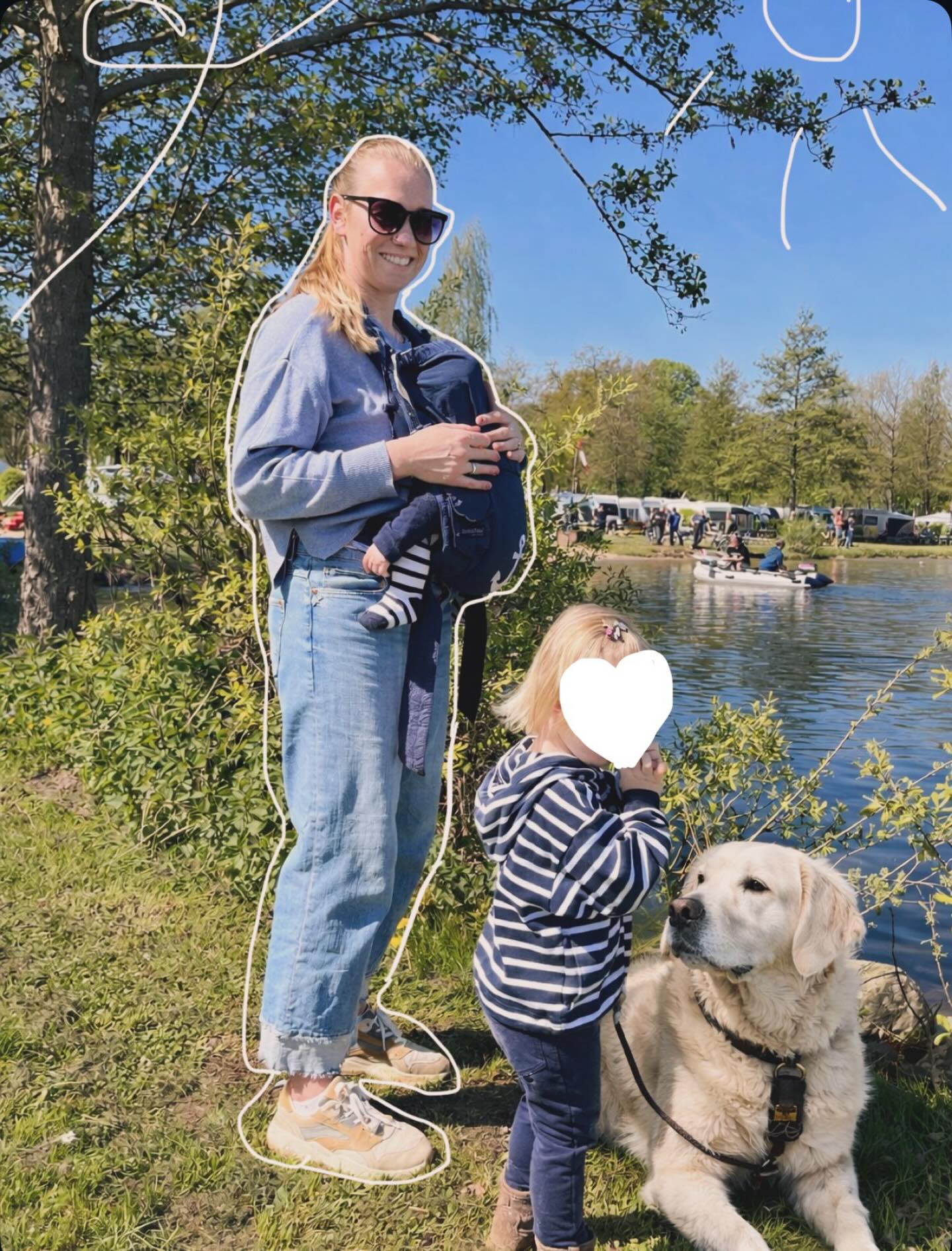 Lydia in der Küche mit Baby in der Trage